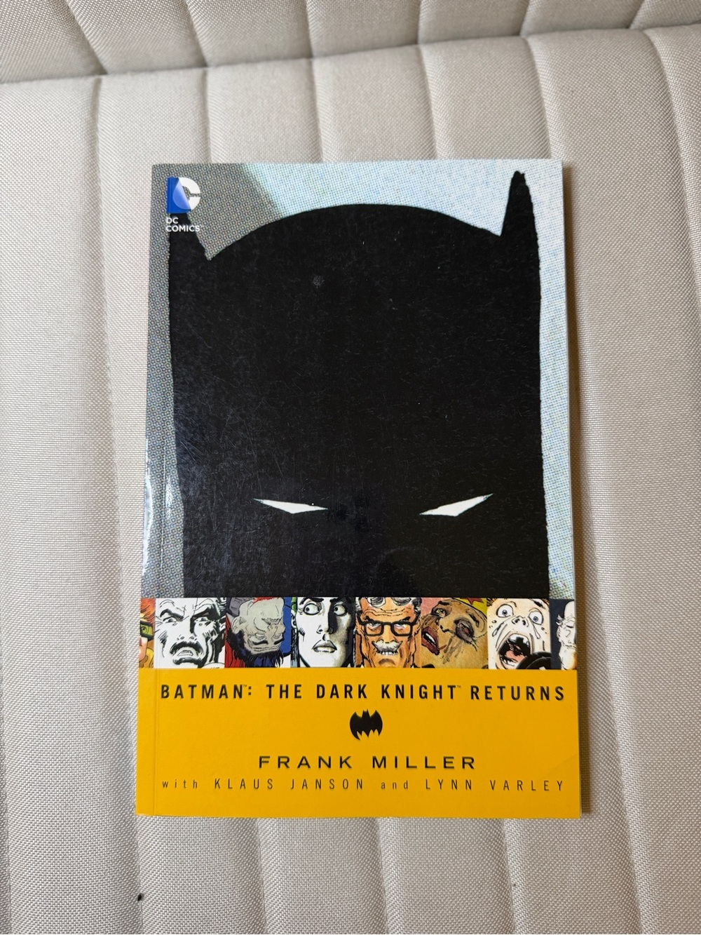 Batman: The Dark Knight Returns Graphic Novel - Black & Yellow